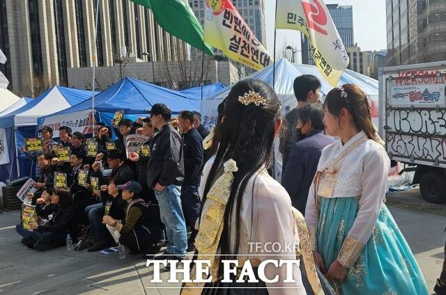 외국인 관광객들이 경복궁 인근에 설치된 천막을 신기한 듯 바라보고 있다. /서다빈 기자