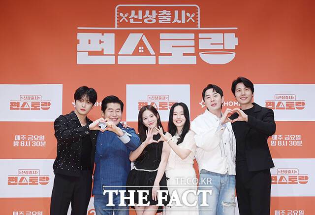 가수 김재중, 요리연구가 이연복셰프, 그룹 오마이걸 멤버 효정, 배우 이정현, 방송인 붐, 배우 이상우(왼쪽부터)가 27일 오후 서울 여의도 KBS에서 열린 '신규출시 편스토랑' 기자간담회에 참석해 포즈를 취하고 있다. /장윤석 기자