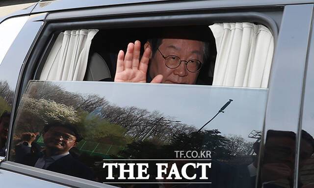 검찰이 이재명 더불어민주당 대표의 공직선거법 위반 항소심 무죄 판결에 불복해 상고했다. 공직선거법상 허위사실공표 혐의로 기소된 이재명 더불어민주당 대표가 26일 오후 서울 서초구 서울고등법원에서 열린 항소심 선고공판에서 무죄를 선고 받은 뒤 법원을 나서며 동료 의원들에게 손을 들어보이고 있다. <2025. 3. 26 사진공동취재단>