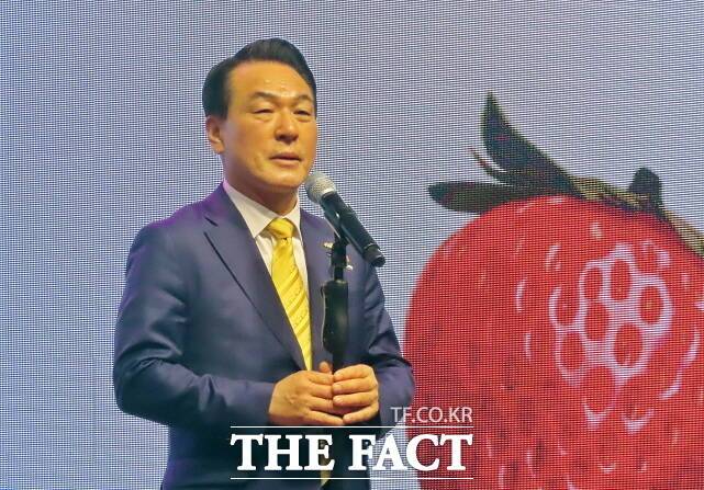 백성현 논산시장이 '2025 논산딸기축제' 개막식에서 환영사를 하고 있다. /김형중 기자