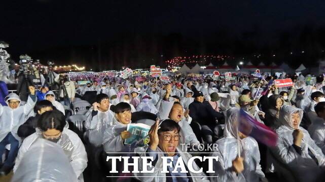관람객들이 27일 논산시민가족공원에서 열린 2025 논산딸기축제개막식에서 환호하고 있다. /김형중 기자