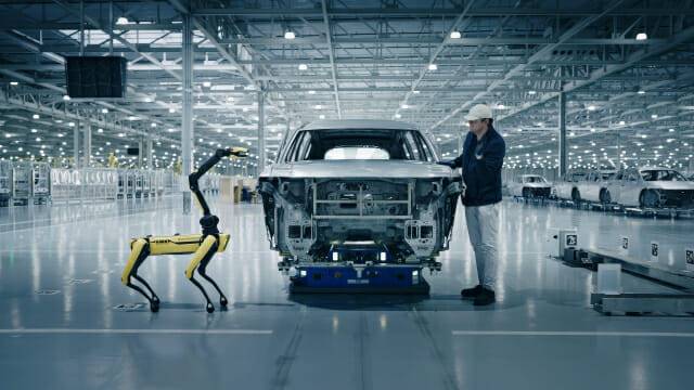 HMGMA 차체 공장에서 보스턴 다이내믹스의 4족 보행 로봇 ‘스팟(Spot)’이 차체를 검사하는 모습