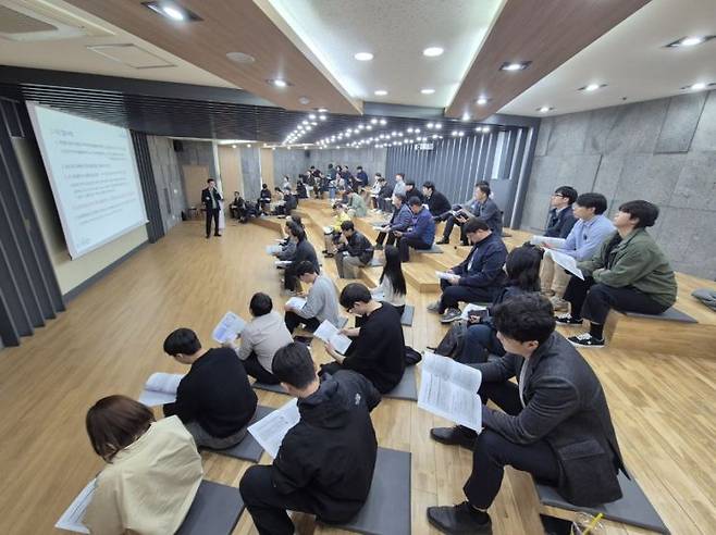 경기도가 지난 26일 시군 지하안전 업무담당자 및 지하시설물 관리자를 대상으로 안전점검 방법 등을 교육하고 있다. 경기도 제공