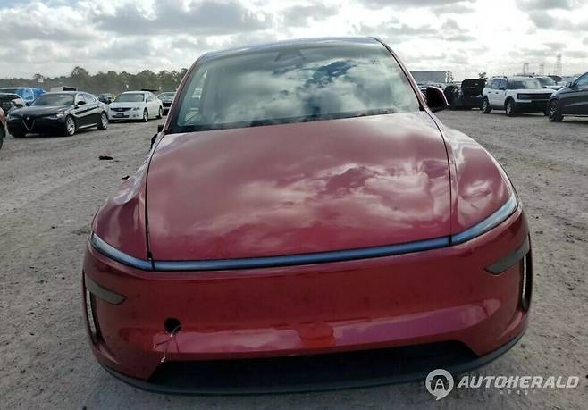 테슬라 신형 모델 Y 첫 사고 사례로 짐작되는 차량이 폐차장에서 발견됐다(카스쿱스)