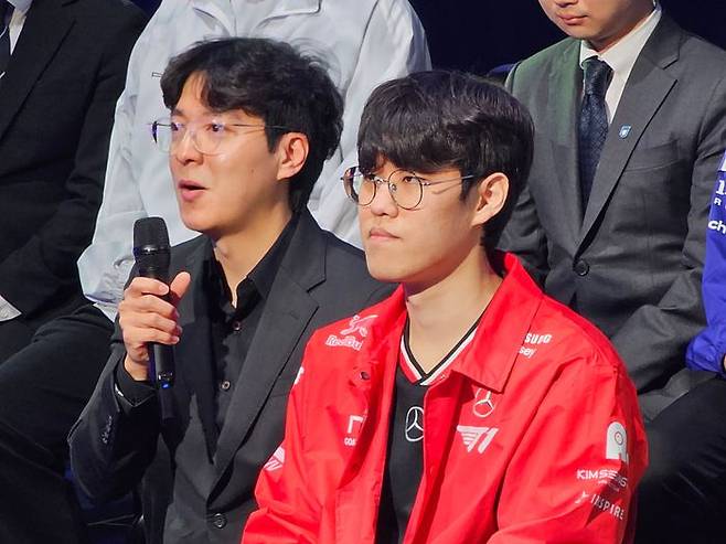 (왼쪽부터) 26일 김정균 T1 감독과 '오너' 문현준이 2025 LCK 개막 미디어데이에 참석해 취재진의 질문에 답변하고 있는 모습. ⓒ데일리안 황지현 기자