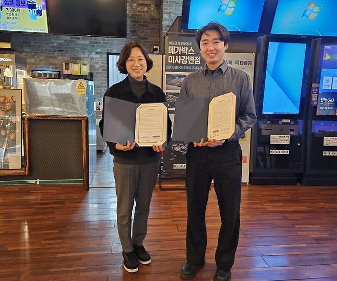 ⓒ홀트강동복지관(관장 신인희, 왼쪽)과 메가박스 미사강변점(점장 장인혁, 오른쪽)이 발달장애인이 행복한 일상을 누리는 지역사회 실현을 위한 업무협약을 체결했다.