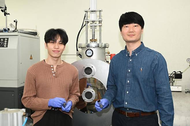 연구에 참여한 송영운 학생연구원(왼쪽), 연구책임자인 박지훈 선임연구원(오른쪽). 한국재료연구원 제공