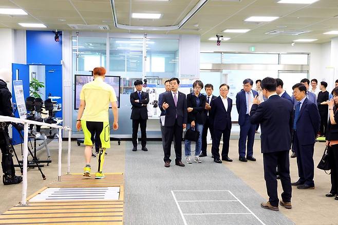 지난해 5월 근로복지공단 박종길 이사장(앞줄 왼쪽 첫번째)과 이사들이 공단 산하 재활공학연구소를 방문해 현장이사회를 실시하고 우수한 성능의 첨단 재활 보조기기를 살펴보고 있다. 근로복지공단 제공