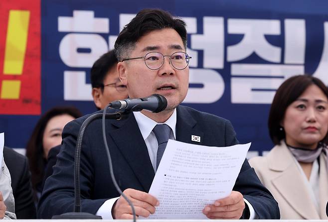 박찬대 더불어민주당 원내대표가 27일 서울 종로구 광화문 앞 민주당 천막당사에서 열린 정책조정회의에서 발언하고 있다. 2025.3.27/뉴스1