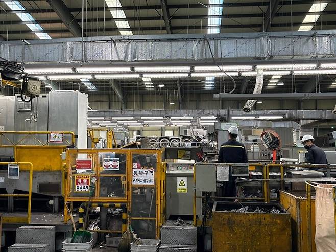 E-순환거버넌스가 수거한 폐냉장고를 재활용하고 있는 모습.