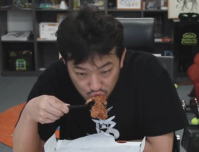 KFC 양념치킨 맛 평가하는 침착맨.jpg