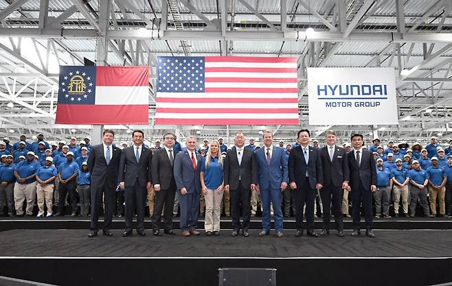왼쪽부터 트립 톨리슨 서배너경제개발청 청장, 호세 무뇨스 현대자동차 대표이사 사장, 장재훈 현대차그룹 부회장, 버디 카터 연방 하원의원, 샤를린 툴 HMGMA 근로자 메타프로 대표, 정의선 현대차그룹 회장, 브라이언 켐프 조지아 주지사, 조현동 주미대사, 팻 윌슨 조지아주 경제개발부 장관, 송호성 기아 대표이사 사장(왼쪽부터)이 26일(현지시간) 미국 조지아주에서 진행된 '현대차그룹 메타플랜트 아메리카(HMGMA)' 준공식에서 기념 사진을 촬영하고 있다. 현대차그룹 제공