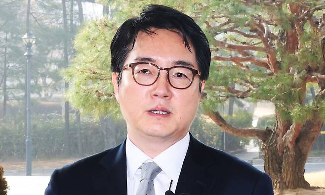 심우정 검찰총장이 10일 오전 서울 서초구 대검찰청으로 출근하며 기자들의 질문에 답하고 있다. 김혜윤 기자 unique@hani.co.kr