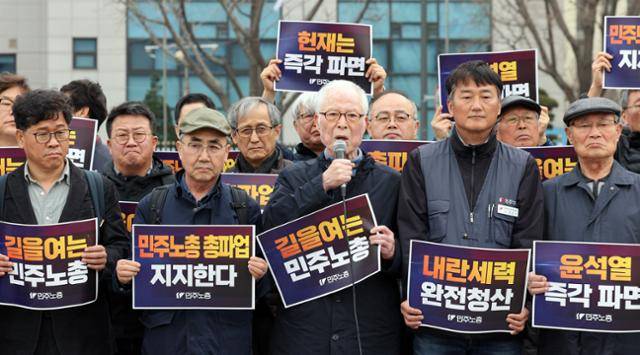 권영길(가운데) 전 민주노총 위원장이 25일 오후 서울 종로구 광화문 비상행동 단식 농성장에서 열린 '윤석열 즉각 파면을 위한 민주노총 총파업 지지, 민주노총 전직 중앙집행위원 기자회견'에서 발언하고 있다. 뉴시스