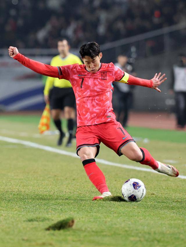 손흥민이 20일 경기 고양종합운동장에서 열린 2026 북중미 월드컵 아시아 3차 예선 B조 7차전 오만과의 경기에서 움푹 파인 잔디 위에서 패스를 시도하고 있다. 고양=뉴스1