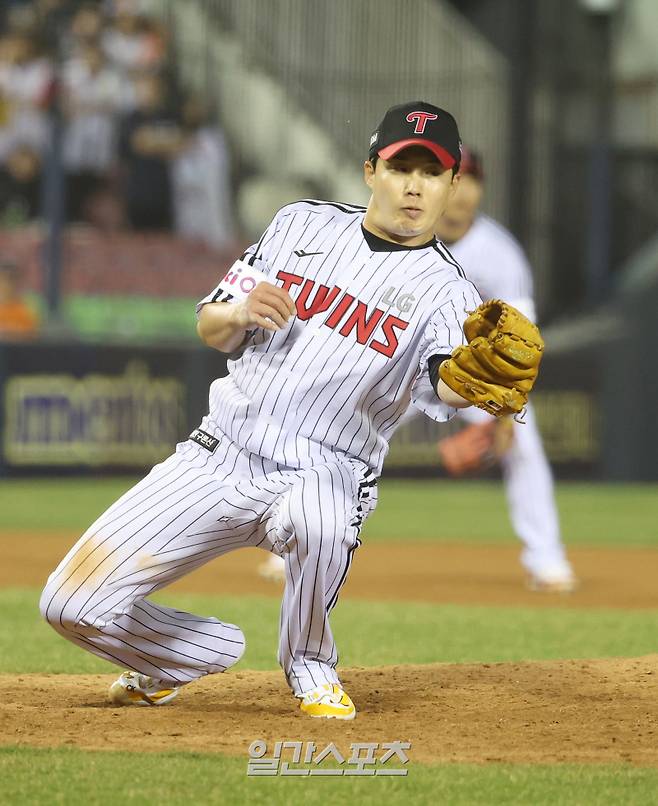 2025 KB0리그 프로야구 LG트윈스와 한화이글스의 경기가 26일 오후 서울 잠실야구장에서 열렸다. 9회초 1사 문현빈의 직선 타구를 임찬규가 직접 잡아내고 있다. 잠실=김민규 기자 mgkim1@edaily.co.kr