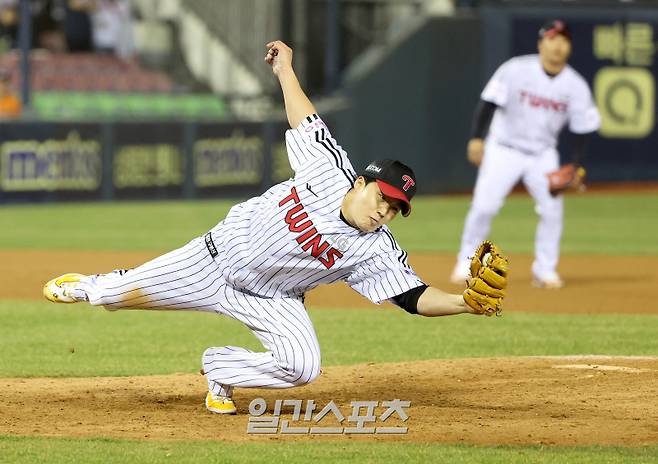 2025 KB0리그 프로야구 LG트윈스와 한화이글스의 경기가 26일 오후 서울 잠실야구장에서 열렸다. 9회초 2사 플로리얼의 강한 땅볼 타구를 임찬규가 몸을 뻗어 잡아내고 있다. 완봉승 완성. 잠실=김민규 기자 mgkim1@edaily.co.kr