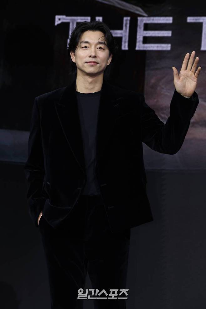 배우 공유가 26일 오전 서울 강남구 라움아트센터에서 열린 넷플릭스 오리지널 '트렁크' 제작발표회에 참석해 포즈를 취하고 있다. 서병수 기자 qudtn@edaily.co.kr /2024.11.26/