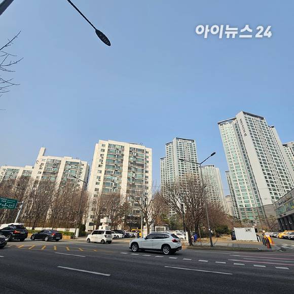 삼호가든5차 아파트(오른쪽)와 '반포 리체' 아파트가 나란히 위치해 있다. 2025.03.24 [사진=이효정 기자 ]