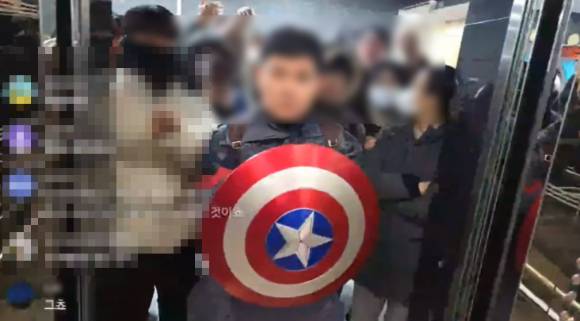 지난달 10일 마블 캐릭터 '캡틴아메리카' 복장을 한 남성 안모 씨가 서울 중구 국가인권위원회에서 시위를 벌이고 있다. 사진은 유튜브 영상 캡처. [사진=유튜브 '홍타몽']