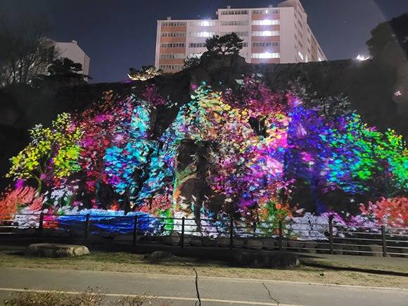 대구 동구 아양폭포에 조성된 미디어파사드 [사진=동구청]