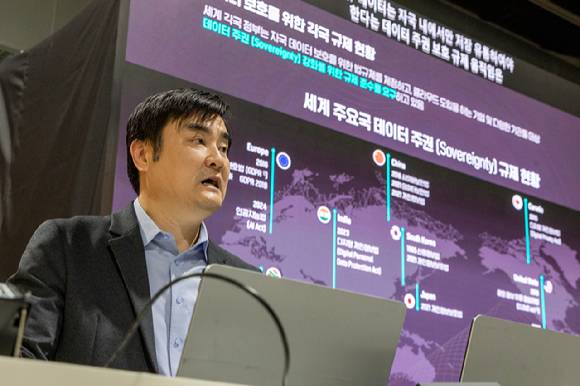 26일 열린 서울 양재 aT센터에서 열린 마이크로소프트(MS) AI 투어 인 서울 행사에서 강성권 KT 클라우드 리드 상무가 AX(AI 전환) 시대의 데이터 주권 확보를 위한 KT 시큐어 퍼블릭 클라우드(KT SPC)를 발표하고 있다. [사진=KT]