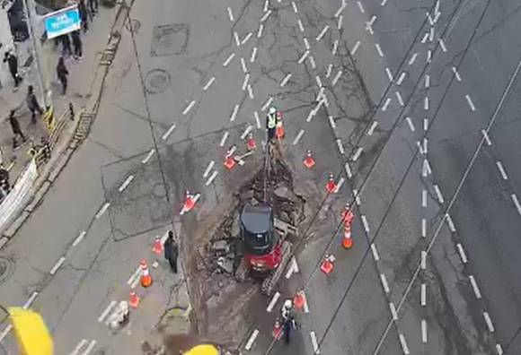 인천 서구에서 도로 땅 꺼짐(싱크홀) 현상 의심 신고가 접수돼 관계 당국이 원인 파악에 나섰다. 사진은 사고 현장. [사진=도시교통정보센터 CCTV 화면]