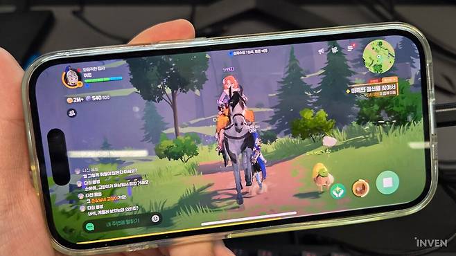 ▲ 모바일에서도 한 손으로 그냥 게임을 볼 수 있다