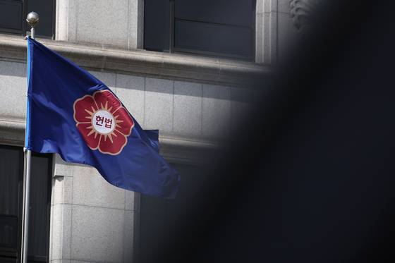 윤석열 대통령 탄핵심판이 헌법재판소의 선고만을 남겨둔 가운데 26일 서울 종로구 헌법재판소에서 깃발이 바람에 날리고 있다. 연합뉴스