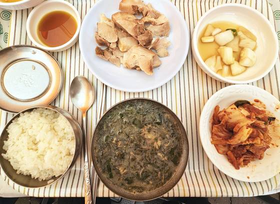 서귀포 봄맞이 축제에서 3000원에 판 몰방국 밥상. 몰망은 모자반의 제주 방언이다.