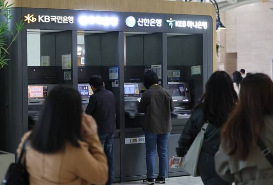 사진은 26일 서울 시내에 설치된 4대 은행 현금인출기(ATM). 연합뉴스