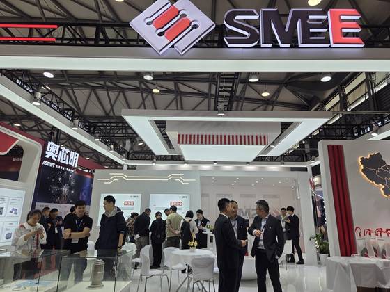 지난 26일 중국 상하이에서 열린 세미콘 차이나에 중국의 ASML이라는 별명을 가진 국영 반도체 장비업체인 SMEE 전시관에 관람객들이 둘러보고 있다. SMEE는 극자외선 노광장비를 개발하는 기업이다. 사진 독자제공