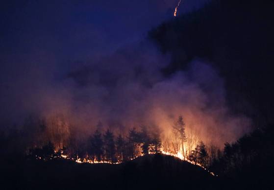 27일 오후 지리산과 인접한 산청군 시천면 동당마을 일대에 산불이 확산하고 있다. 뉴스1