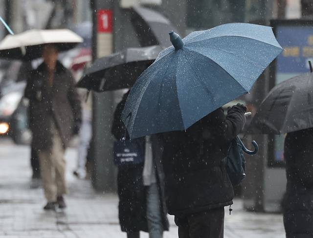▲ 울산에 비가 내린 지난 4일 남구 거리에서 시민이 우산을 쓰고 있다. 연합뉴스
