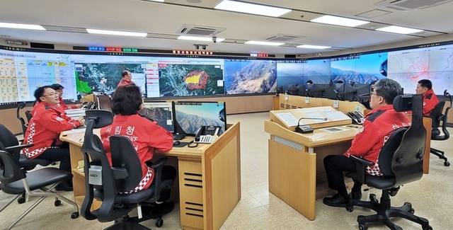 ▲ 임상섭 산림청장(오른쪽)이 지난 21일 정부대전청사 내 중앙산림재난상황실에서 경남 산청군 시천면 신천리 일원에서 발생한 산불 진화 상황을 점검하고 있다. 연합뉴스