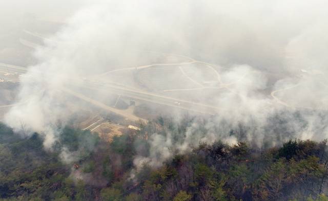 ▲ 지난 26일 경북 안동시 임동면 갈전리 야산이 불에 타며 연기가 피어 오르고 있다. 연합뉴스