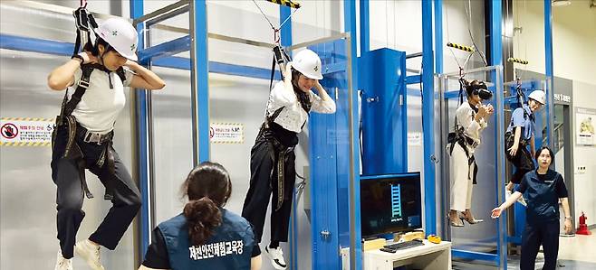 충북 제천안전체험교육장에서 근로자들이 건설 현장 안전체험을 하고 있다.  안전보건공단 제공