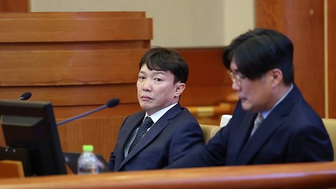 탄핵심판 사건이 진행된 2024년 5월 서울 종로구 헌법재판소에서 출석한 이정섭 대전고검 검사(왼쪽). 연합뉴스