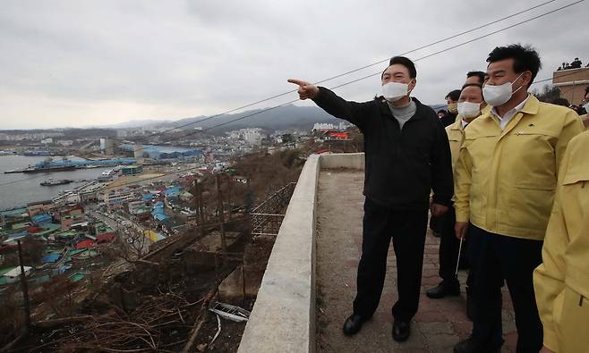 윤석열 대통령(왼쪽)이 대통령 당선인 시절인 2022년 3월15일 강원 동해시 묵호항 등대마을을 방문해 산불피해지역을 살펴보고 있다. 국회사진기자단