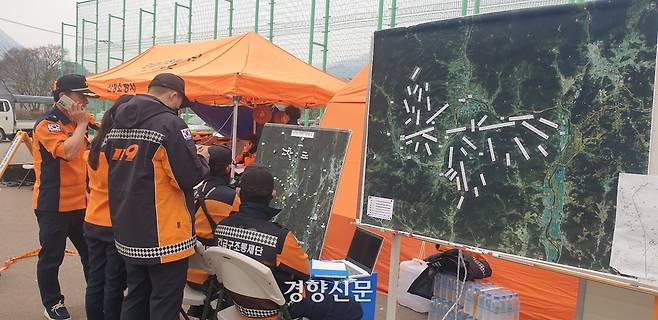 27일 경남 산청군 시천면 덕산중학교에 설치된 산불 진화 현장지휘소에서 소방대원들이 진화작전도를 살펴보고 있다. 김정훈