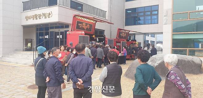 27일 경남 산청군 시천면 한국선비문화연구원 대피소에 있는 주민들이 간식을 받으려고 차례를 기다리고 있다. 김정훈 기자