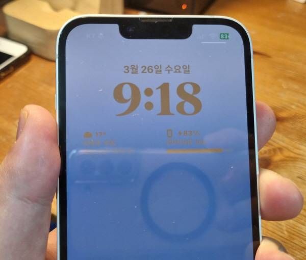 아이폰 16e 전면 디스플레이 상단부. 노치가 보인다. 정옥재 기자
