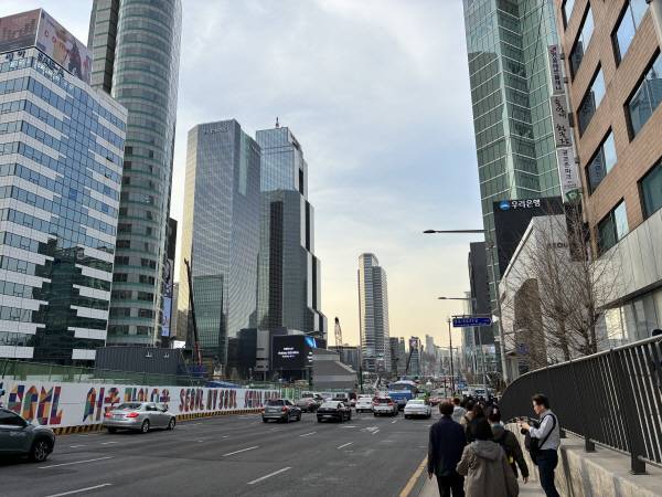 서울 강남에서 무역센터 빌딩을 1.0배 줌으로 촬영했다. 정옥재 기자