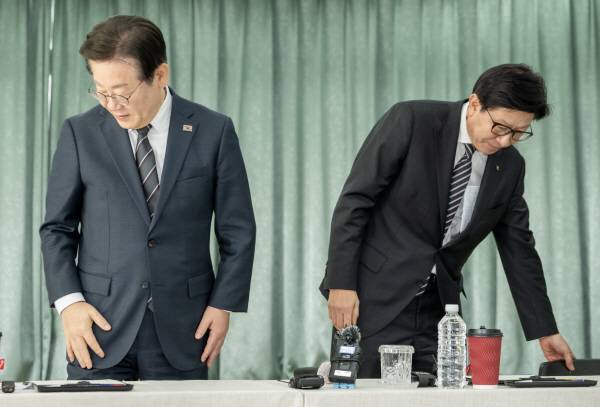 이재명 더불어민주당 대표가  지난 6일 부산 강서구 부산신항홍보관을 찾아 박형준 부산시장과 악수를 나눈 뒤 자리로 돌아가고 있다. 국제신문DB