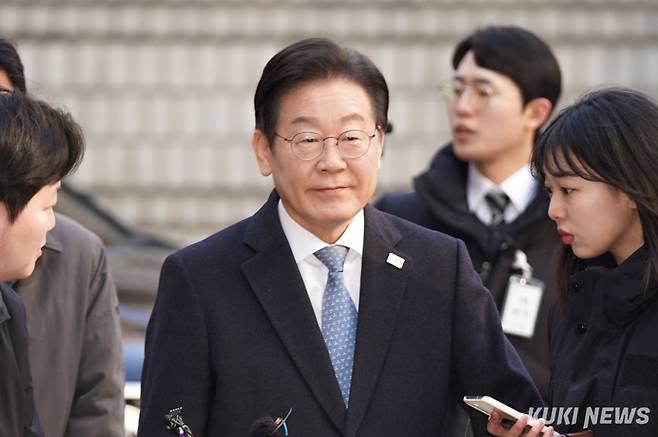 이재명 더불어민주당 대표가 지난달 26일 서울 서초구 서울고등법원에서 열린 공직선거법 위반 사건 2심 공판에 출석하고 있다. 유희태 기자