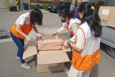 월드비전 봉사자들이 구호용품을 나르고 있는 모습. 월드비전제공