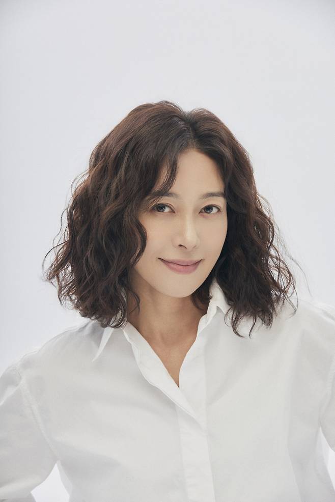 배우 장영남은 장진의 데뷔 30주년 기념작인 연극 ‘꽃의 비밀’에서 코믹한 캐릭터를 연기 중이다.  ‘장진 사단’ 중 한 명인 장영남은 장진의 영화에 잇따라 출연하면서 매체 배우로서 대중적 인지도를 얻었다.     (c)파크 컴퍼니