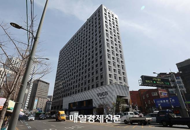 서울 중구 회현동 ‘보코 서울 명동’ 호텔 전경. ‘티마크그랜드호텔 명동’이었던 이 건물은 오피스 개발이 무산된 후 리모델링돼 지난해부터 다시 호텔로 운영되고 있다. 한주형기자자