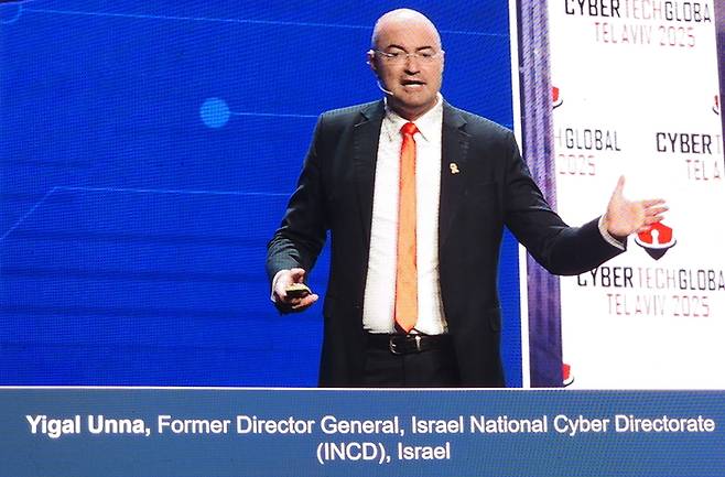 지난 25일(현지시간) 이스라엘 텔아비브에서 열린 사이버테크 콘퍼런스에서 이갈 우나 전 국가사이버국(INCD) 국장이 기조연설을 하며 Q-데이가 빠르게 도래하고 있음을 경고하고 있다. <텔아비브=이재철 기자>