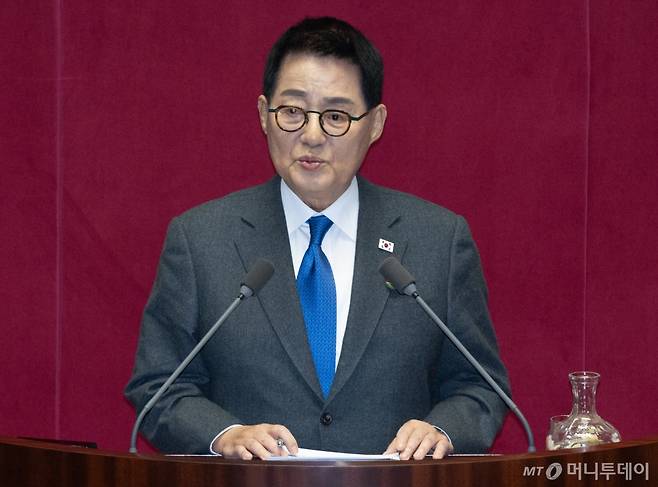 (서울=뉴스1) 이재명 기자 = 박지원 더불어민주당 의원이 13일 오후 서울 여의도 국회 본회의장에서 열린 제422회 국회(임시회) 제5차 본회의에서 경제 분야 관련 대정부 질문을 마친 후 발언하고 있다. 2025.2.13/뉴스1  Copyright (C) 뉴스1. All rights reserved. 무단 전재 및 재배포,  AI학습 이용 금지. /사진=(서울=뉴스1) 이재명 기자